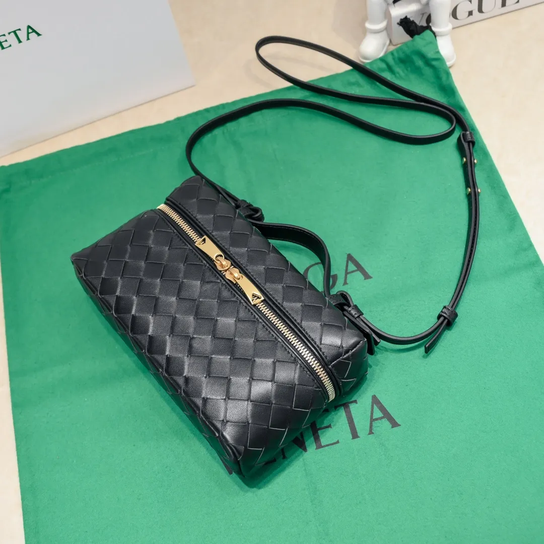 Batch 1360 Bottega Veneta 24 spring and summer woven zipper crossbody bag. A crossbody bag that can be used as a cosmetic bag. The exquisite weaving and compact body are an indispensable accessory for the upcoming summer. The double zipper also better protects the bag. It has a large capacity. If you like it, don’t miss it. Style number: 9109 Size: 22*12.5*5cm